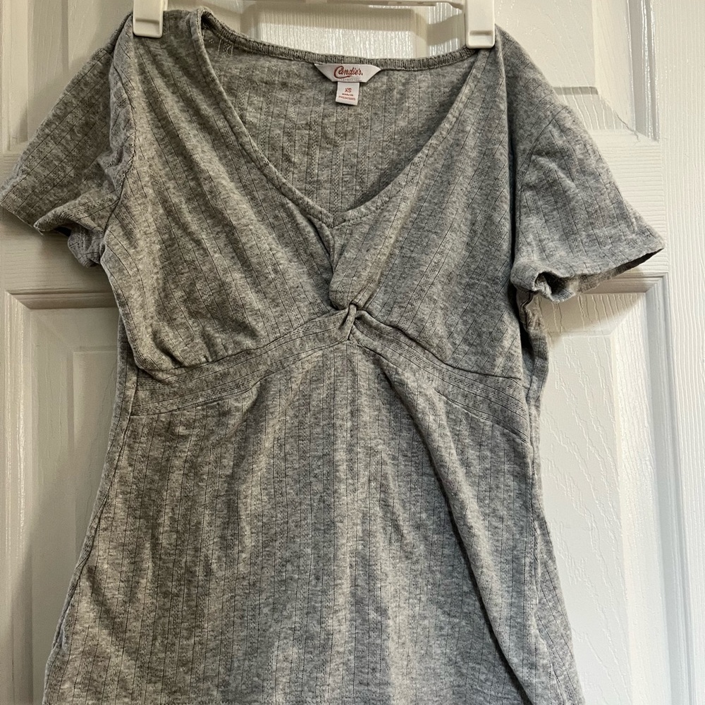 Gray cute top size XS worn a couple times good condition